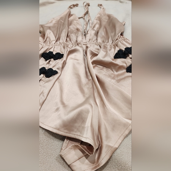 Hey U Sz XS Gorgeous Satin romper - Picture 4 of 4